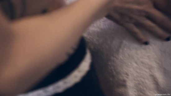 Жопастая жена с большими сиськами дрочит мужу и трахается в ванной