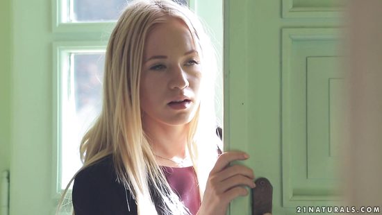 Отодвинув трусики трахает красивую жену на полу