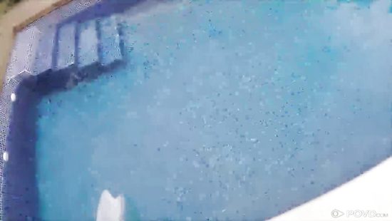 Красотка изменяет мужу с чистильщиком бассейна