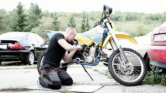 Мотоциклист трахает плоскую брюнетку прямо на асфальте