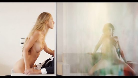 Парни в пиджаках трахают двух отпадных телок