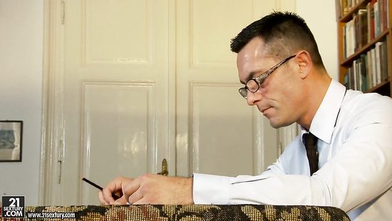 Директор наказал 18-ти летнюю студентку трахнув в жопу и в горло