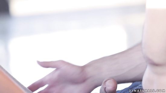 Спортивная, загорелая красотка эротично занимается сексом на полу