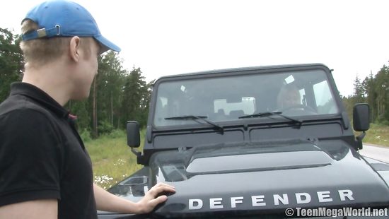 Починил машину русской блондинке и выебал в лесополосе