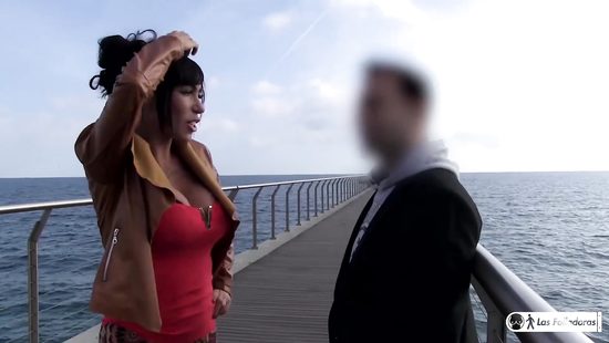 Телка сняла на улице прохожего и привела на кастинг