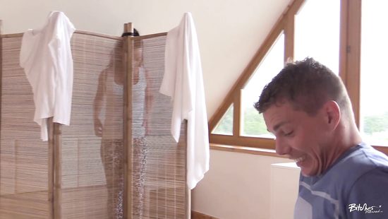 Туристку с точёной фигуркой снял на вокзале молодой парень