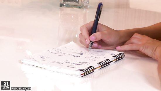 Отчим соблазнил красивую русскую студентку и выебал в жопу