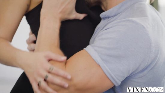 Брюнетка с красивыми формами периодически трахается с мужем сестры