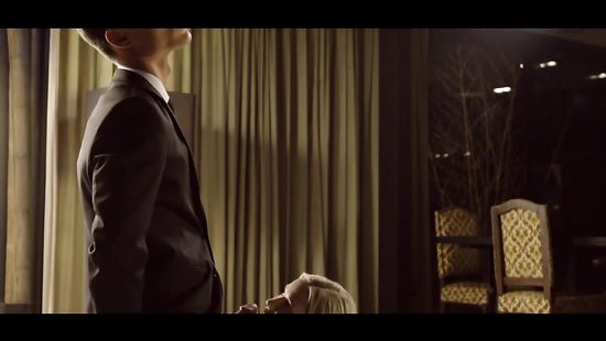 Изящный секс бизнесмена с блондинкой в чулках