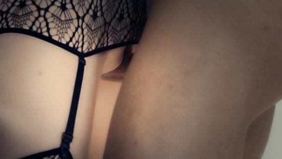 Связал рыжую красавицу и трахает стоя у зеркала