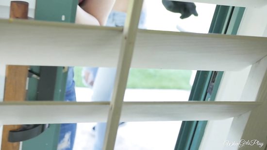 Две воровки трахаются дилдо и лижутся на месте преступления