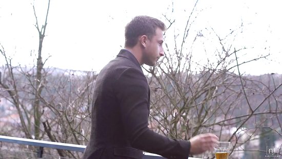 Две тёлки ссутся кипятком от этого парня