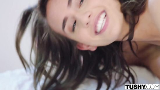 Худую телку расписали на двоих мужики в костюмах