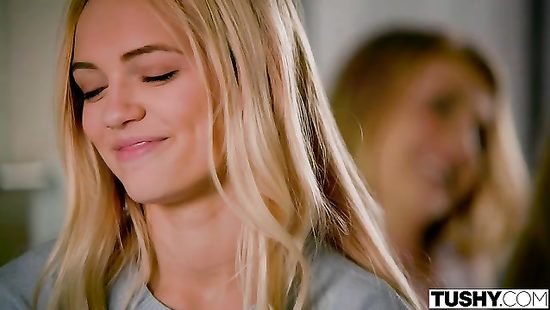 Две блондинки делят между собой большой член лысика