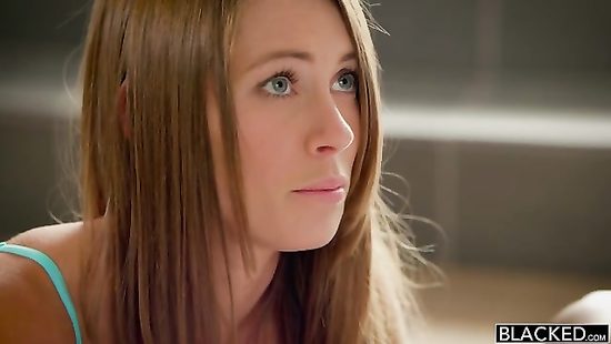 Рыжая плоскогрудая телка сношается с чернокожим тренером по йоге