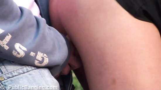 Уличная проститутка обслуживает двух мужиков на публике