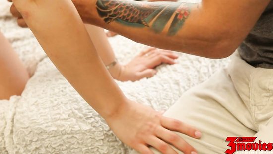 Русая красавица с волосатым лобком страстно трахается на диване