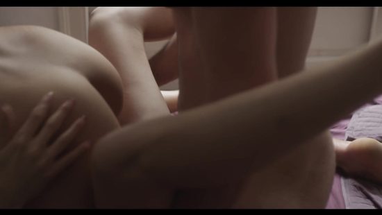 Семейная пара пригласила соседку из дома напротив