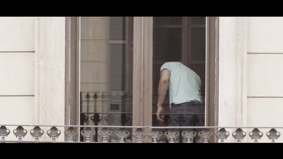 Семейная пара пригласила соседку из дома напротив