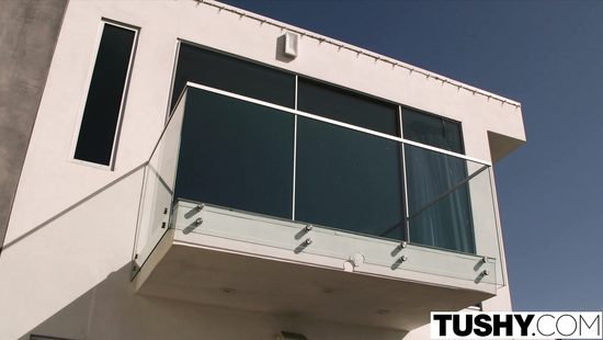 Мужики ебут в два хуя худую брюнетку