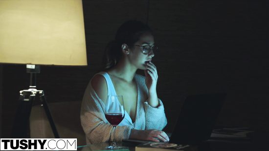 Журналистка Ева снова ищет вдохновение в сексе с незнакомцем