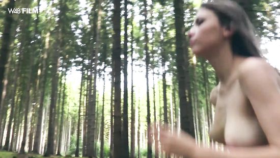 Милашка дрочит в лесу на утренней пробежке