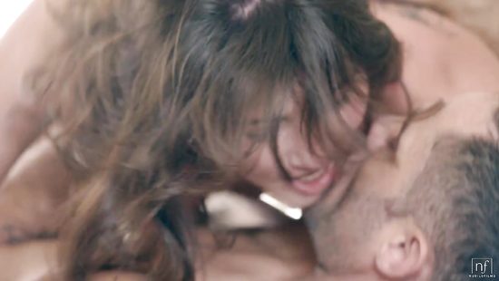 Утомлённую солнцем брюнетку трахает бойфренд