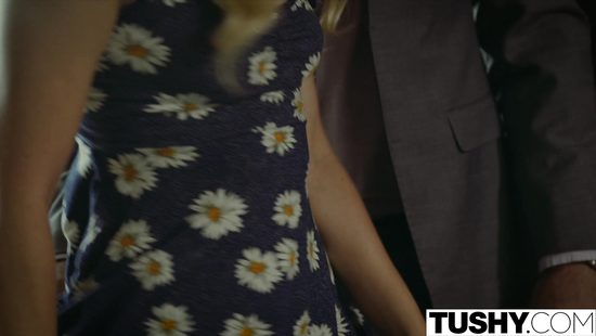 Врач психолог отшлёпал миниатюрную блондинку и трахнул в тугой анус