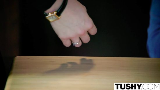 Грудастая помощница позволила своему боссу оттрахать ее аппетитную задницу