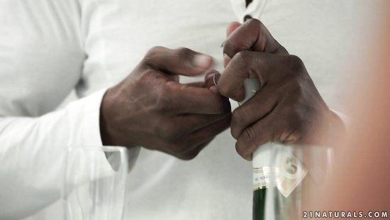 Романтическая встреча блондинки и негра завершилась классическим сексом