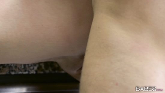 Молодая телочка пристала к повару в кафе и отсасала его член прямо на кухне