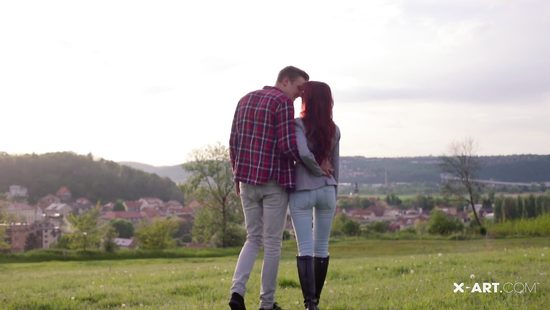 Рыжая красотка занимается чувственным сексом с любимым