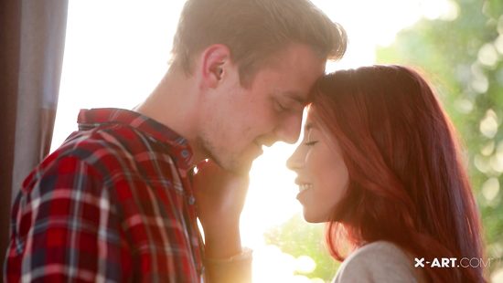 Рыжая красотка занимается чувственным сексом с любимым