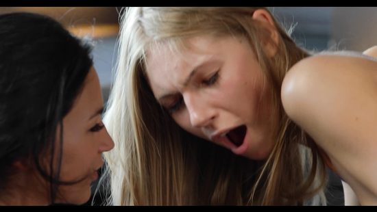 Четыре подружки лесбиянки на кровати устроили сексуальный разврат с кунилингусом