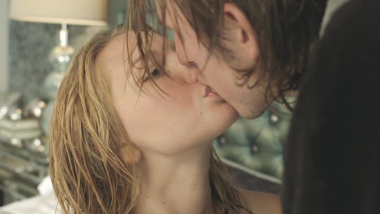 Блондинка со своим парнем начали ласки в душе и продолжили на большой кровати