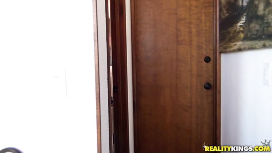 Две молодые студентки лесбиянки устроили в спальне настоящий трах с кунилингусом