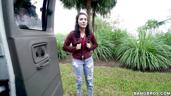 Грудастая попутчица в машине отсосала член и дала себя трахнуть в разных позах