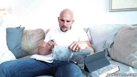 Пока спит жена мужик трахает её миниатюрную подругу