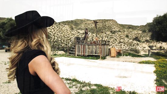 Сбежавшая преступница трахается на природе с очередным жеребцом