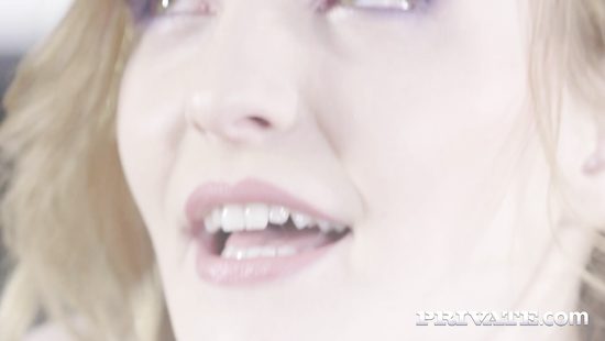 Фото сессия нижнего белья завершается групповым сексом фотографа и любовной парочки