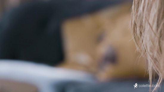 Парень с девушкой в постели развлекают друг друга ласками и анальным сексом