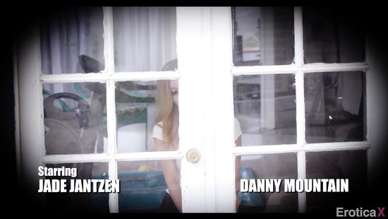 Подглядел за голой соседкой из дома напротив и отымел в жопу