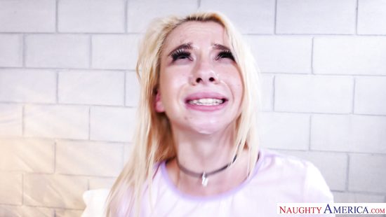 Блондинка поругавшись с парнем трахается ему на зло со своим соседом
