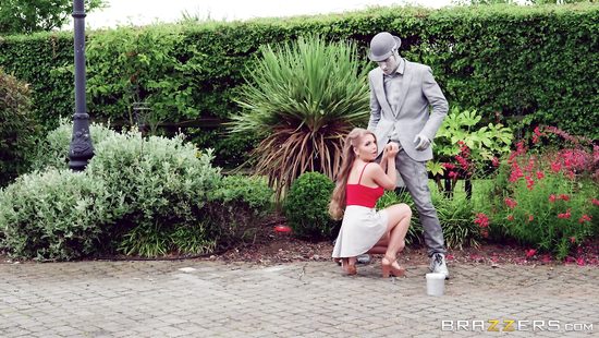 Красотка трахается с мимом на глазах у прохожих