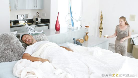 Шикарная медсестра пришла по вызову и вылечила мужчину страстным сексом