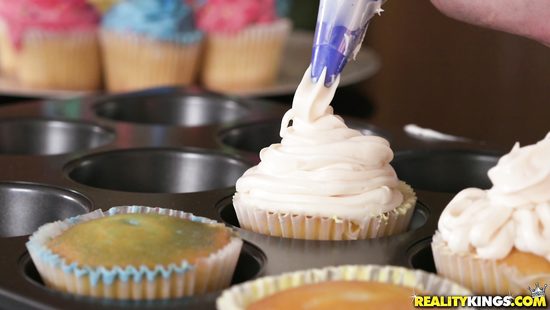 Миниатюрная жена изменяет своему мужу с личным поваром на кухне