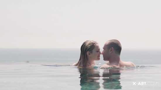 Нежная любовница ласкает мужчину в бассейне и на побережье Испании