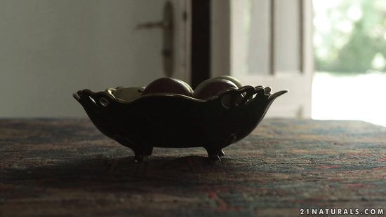 Сосед зашел к девке на чашку чая и вставил свой фаллос в узенькую попку