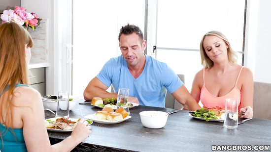 Подруга жены пристала к мужу на кухне и занялась любовью с ним в спальне