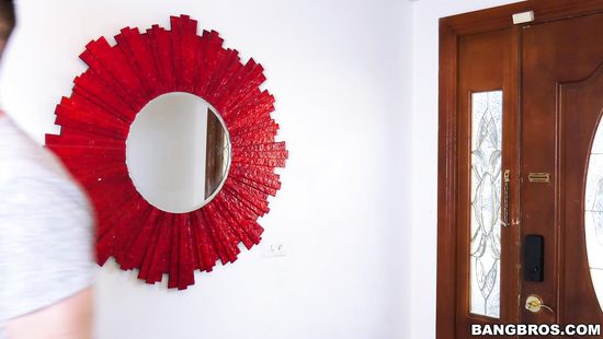 Жена изменяет мужу с его другом в спальне пока тот предается Морфею